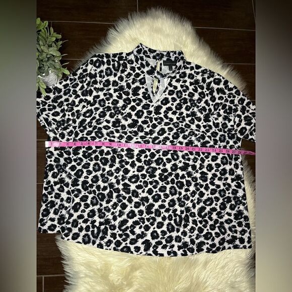 Lane Bryant animal print v cut out mock neck flutter sleeves sz 24 - Picture 7 of 7